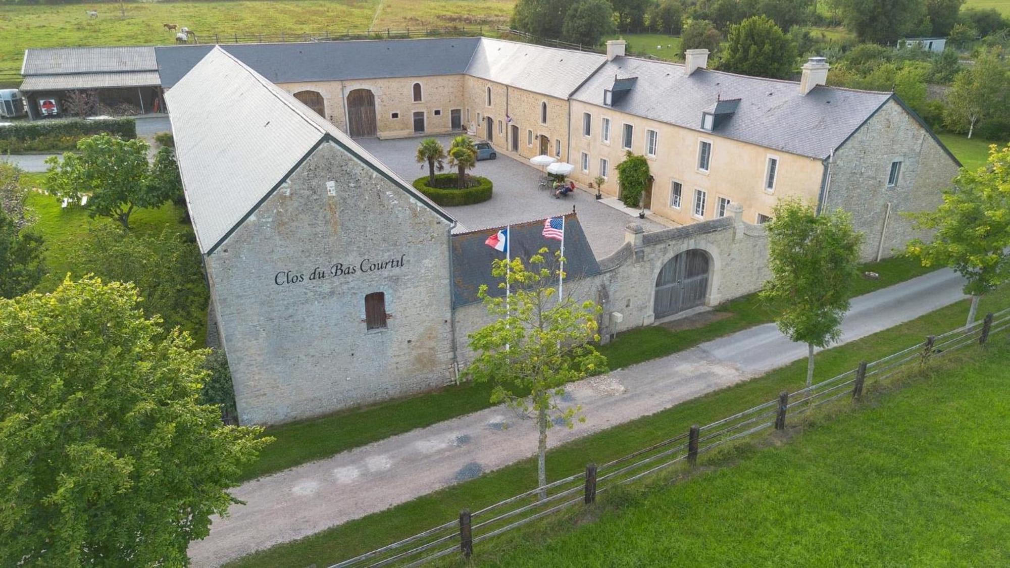 Le Clos Du Bas Courtil Guesthouse B&B Omaha Beach Osmanville Dış mekan fotoğraf